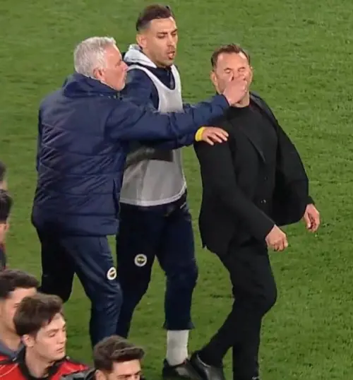 Follia Mourinho nel derby di Istanbul: perde e afferra per il naso l'allenatore del Galatasaray