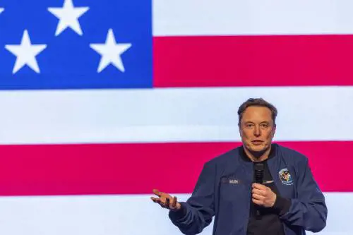 "Musk lascia il governo". E Tesla vola
