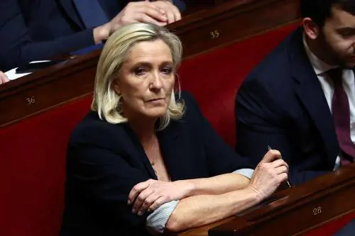 La strategia di Le Pen: pronto il triplo ricorso. Macron: ne ha diritto