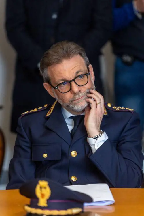 "Individuano le vittime per poi rapinarle di collanina e orologio"
