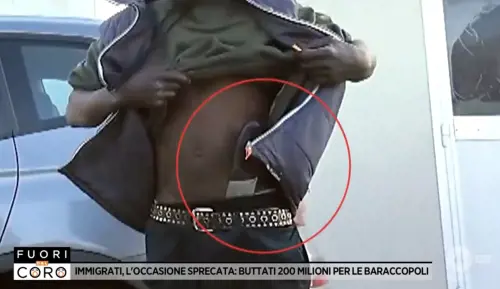 “Ti spacchiamo la testa”. Immigrato minaccia con un coltello la troupe di Fuori dal Coro