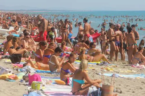  Turismo, l'onda buona di Ferragosto: boom di arrivi e affari previsti per 5 miliardi 