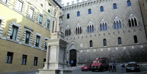 Fitch promuove la strategia Mps. Mediobanca, Monge molla Nagel