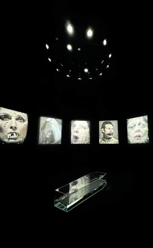 Undici attori testimonial soffocati dalle plastiche