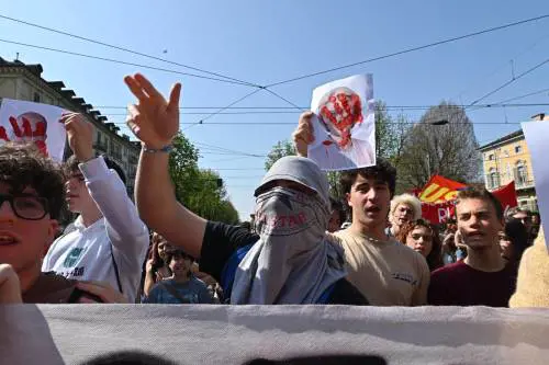 Le manifestazioni di antagonisti e studenti in tutta Italia
