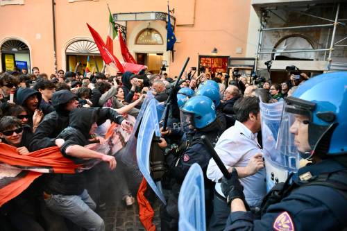 Ddl Sicurezza, scontri a Roma tra agenti e manifestanti: "Arriveremo a Palazzo Chigi"