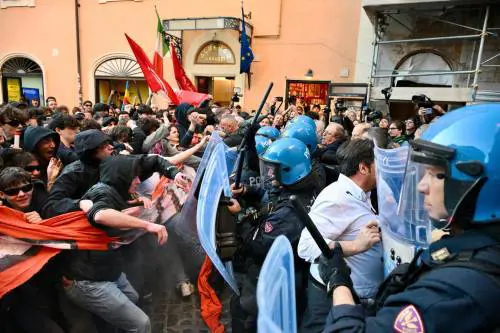 Ddl Sicurezza, scontri a Roma tra agenti e manifestanti: "Arriveremo a Palazzo Chigi"