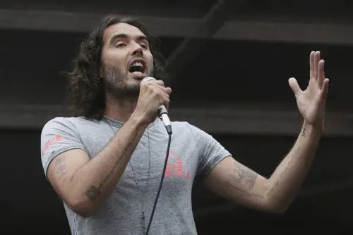 L'attore Russell Brand incriminato per stupro e molestie