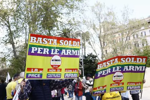 La piazza di Conte che dice no al riarmo