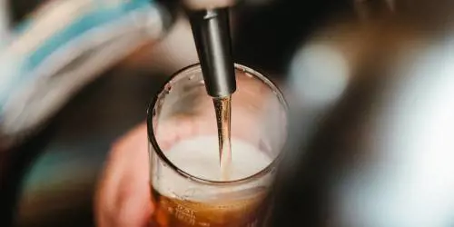 Spilla birra per 4 giorni, stangata da 29mila euro sul pensionato da parte dell'Inps