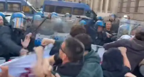 "Golpe burocratico". Antagonisti cercano di raggiungere la prefettura di Milano: scontri con la polizia