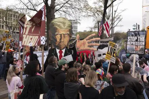 Esplode l'ira anti-Donald. Dall'economia ai diritti sotto accusa le sue politiche