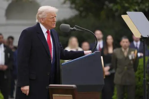 Trump a due facce. Poi l'annuncio sui dazi. "125% per la Cina"