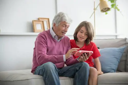 "Mi aiuti col telefono?": le 10 domande tecnologiche più comuni dei nonni ai nipoti