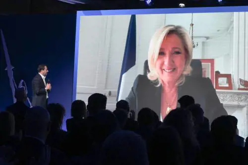 Congresso Lega, Le Pen a Salvini: “Lottiamo come Martin Luther King”