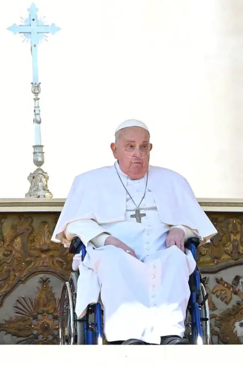 Il Papa a sorpresa in piazza San Pietro