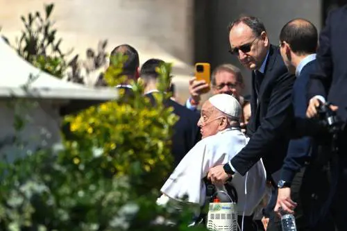Papa Francesco torna tra i fedeli in piazza San Pietro