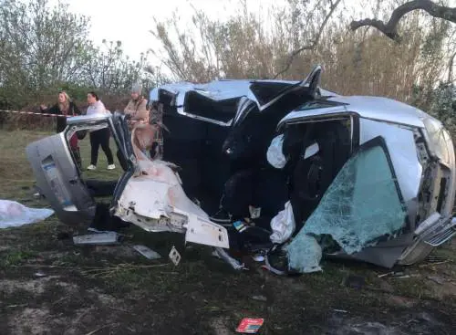 Tragedia nel Tarantino: auto finisce fuori strada e si schianta contro un albero, morti 4 giovani
