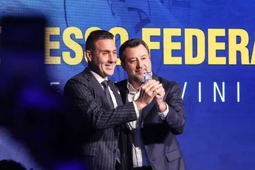 Vannacci prende la tessera della Lega: "Avanti insieme"