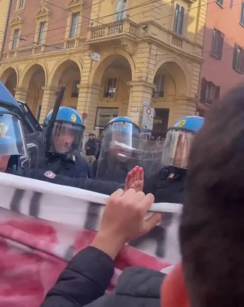 "Non ci rappresenta". Gli antagonisti si scontrano con la polizia a Bologna