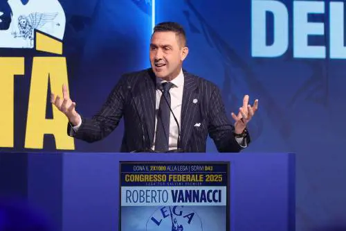 Il generale Vannacci rientra nei ranghi e prende la tessera per fare il numero due