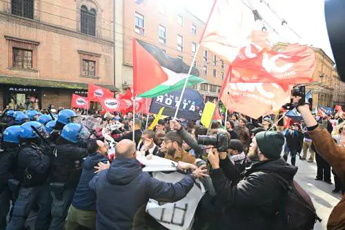 Scontri nella piazza rossa di Bologna