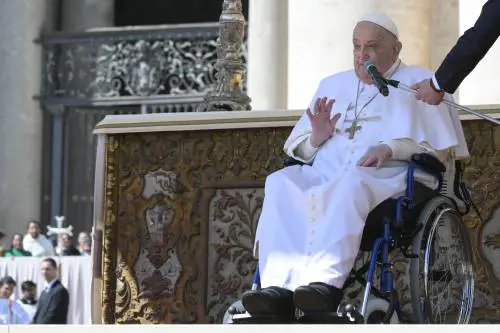 La sorpresa del Papa per i malati. Benedizione in piazza San Pietro