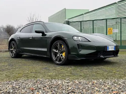 Porsche Taycan 2025: guarda il video in pillole della Turbo S da 952 CV