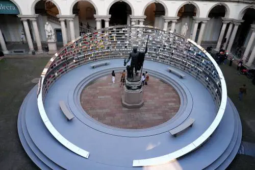 La biblioteca rotante con 3mila volumi per accendere la bellezza di Brera