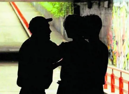 Per un paio di scarpe lo buttano a terra e lo pestano: 2 in cella