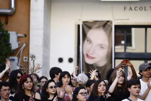 L'ultimo saluto a Ilaria Sula, il malore della madre. Indagata la mamma dell'ex fidanzato