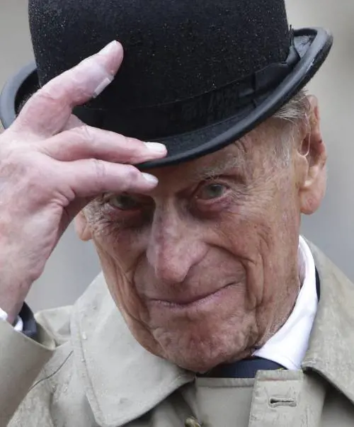 Dall'infanzia funesta all'amore per Elisabetta, quelle gaffe del principe Filippo