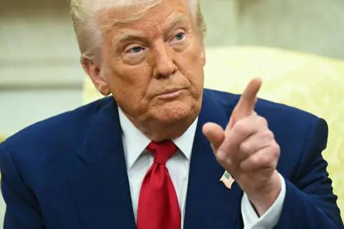 Trump agli americani: "Non siate deboli". Il pasticcio della tregua