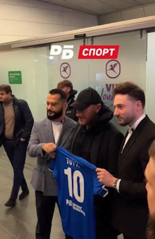 Totti in Russia, scommessa persa: compenso a 6 zeri e assist a Mosca. E Putin celebra l'hockeista-record