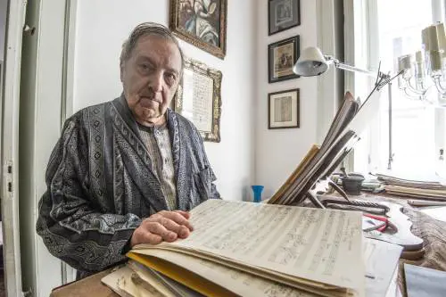 Addio all'ultimo custode della "napoletanità" artistica