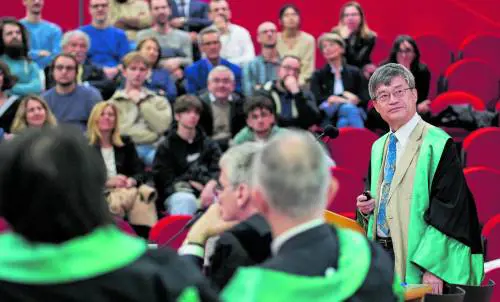 Laurea honoris al Nobel che inventò i led a luce blu