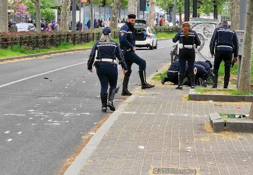 Travolta e uccisa da una moto: morta una 29enne in centro a Milano