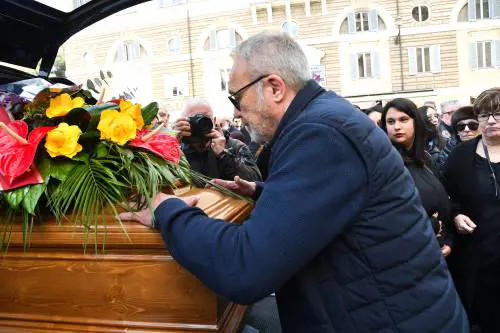 Funerali Antonello Fassari, l'ultimo saluto di parenti e colleghi