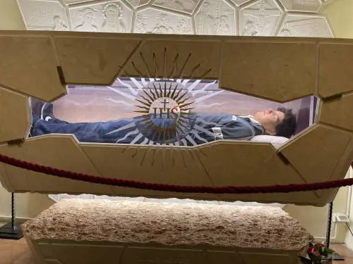 Un memoriale digitale per il santo di internet