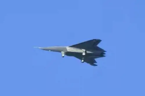 La Cina svela il J-50: la risposta cinese di sesta generazione al caccia F-47 Usa