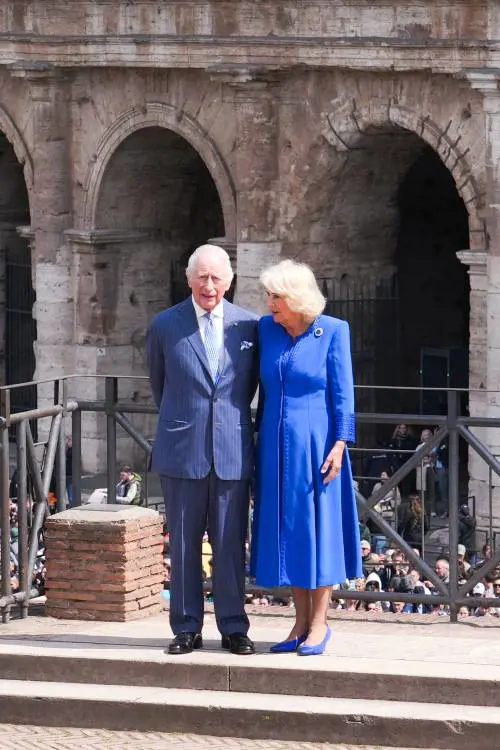 Tavolette del wc e carta igienica: il singolare contenuto della valigia di re Carlo III