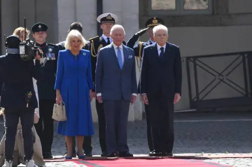 Sequela di gaffe per la regina Camilla al Quirinale. Il re la richiama: "Vieni qui"