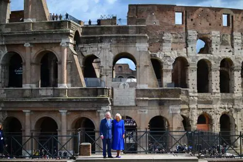 Carlo e Camilla tra sketch e bagno di folla al Colosseo