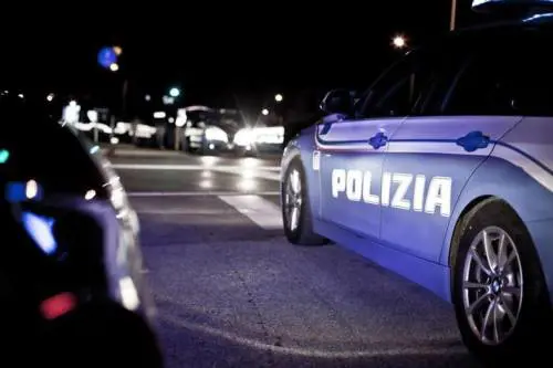 Uccidono il padre e lo nascondono in un baule sul balcone: arrestati fratelli di 34 e 42 anni