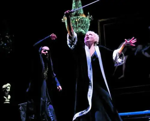 "Fedra", una passione ai limiti dell'essere che torna in scena in stile colto e raffinato