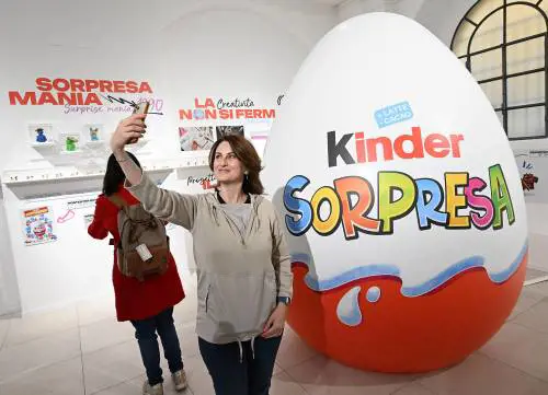 L'ovetto Kinder compie 50 anni e ci fa sentire una sua sorpresa
