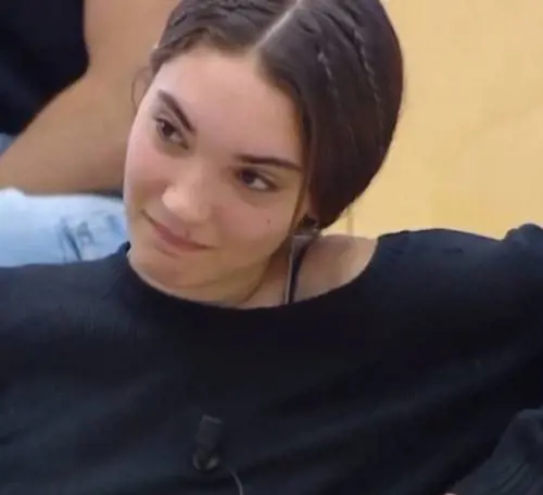 "Non sono io, sembro un clown". Panico ad Amici per il guanto di sfida