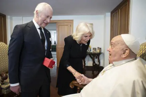L'incontro tra Re Carlo, Camilla e Papa Francesco