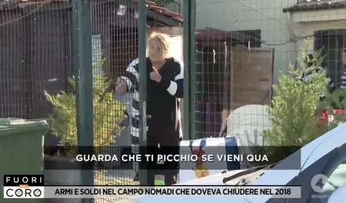 “Ti picchio se vieni qua”. Troupe di Fuori dal Coro minacciata in un campo nomadi abusivo 