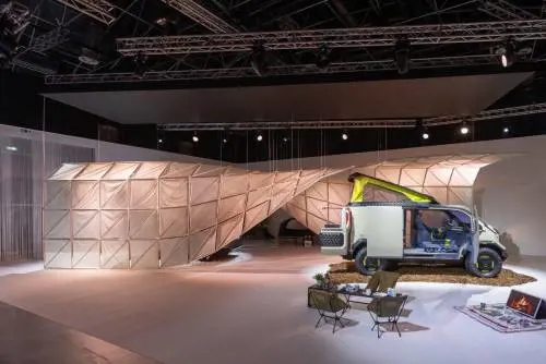Kia alla Milano Design Week 2025: tra arte immersiva e mobilità sostenibile